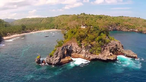 Tempat Wisata Crystal Bay Beach Di Nusa Penida - SEON Digital Marketing